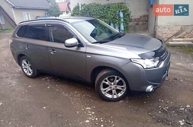 Внедорожник / Кроссовер Mitsubishi Outlander 2012 в 