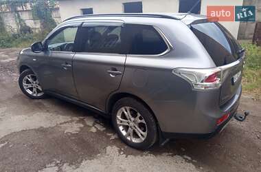 Внедорожник / Кроссовер Mitsubishi Outlander 2012 в 
