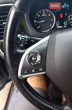 Внедорожник / Кроссовер Mitsubishi Outlander 2012 в 