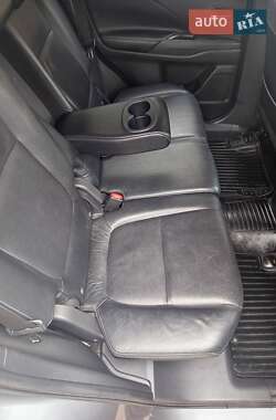 Внедорожник / Кроссовер Mitsubishi Outlander 2012 в 