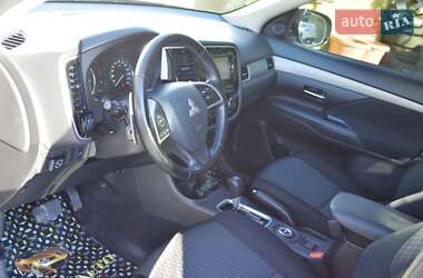 Внедорожник / Кроссовер Mitsubishi Outlander 2013 в 