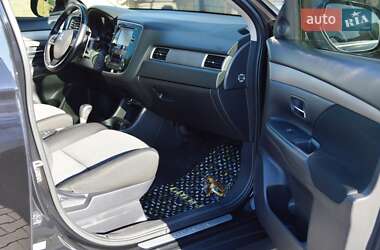 Внедорожник / Кроссовер Mitsubishi Outlander 2013 в 