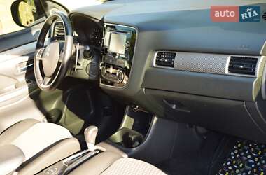 Внедорожник / Кроссовер Mitsubishi Outlander 2013 в 