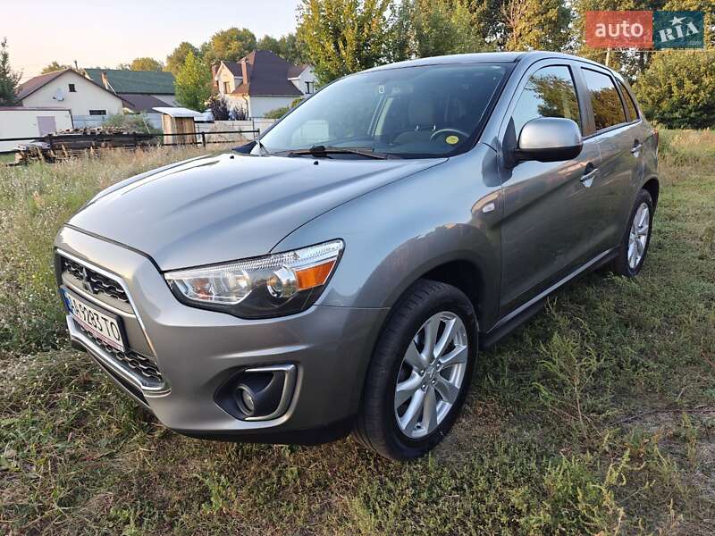 Внедорожник / Кроссовер Mitsubishi Outlander 2015 в 
