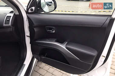 Внедорожник / Кроссовер Mitsubishi Outlander 2011 в 
