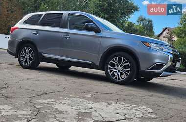 Внедорожник / Кроссовер Mitsubishi Outlander 2016 в Каменском