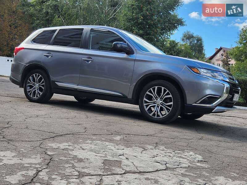 Внедорожник / Кроссовер Mitsubishi Outlander 2016 в Каменском