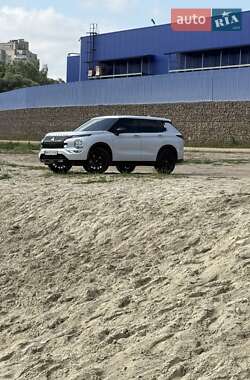 Внедорожник / Кроссовер Mitsubishi Outlander 2022 в 