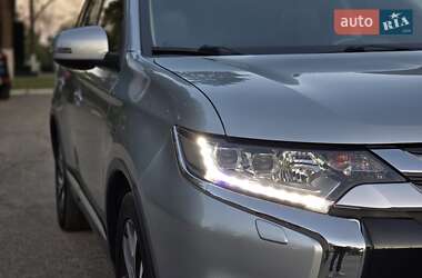 Внедорожник / Кроссовер Mitsubishi Outlander 2015 в 