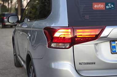 Внедорожник / Кроссовер Mitsubishi Outlander 2015 в 