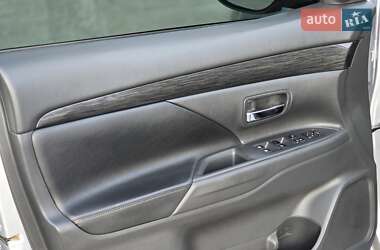 Внедорожник / Кроссовер Mitsubishi Outlander 2015 в 