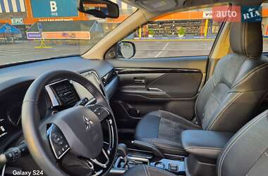 Внедорожник / Кроссовер Mitsubishi Outlander 2021 в 