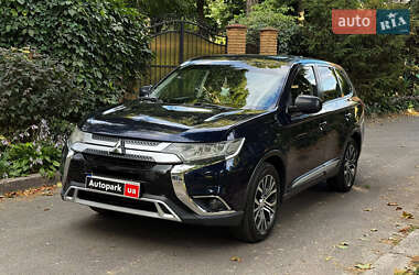 Внедорожник / Кроссовер Mitsubishi Outlander 2017 в Киеве
