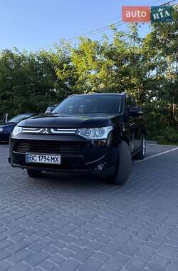 Внедорожник / Кроссовер Mitsubishi Outlander 2013 в 