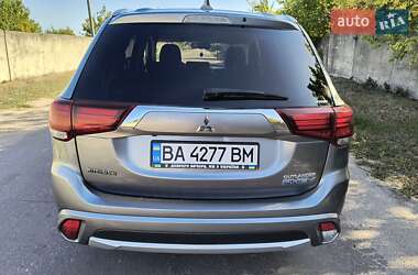 Внедорожник / Кроссовер Mitsubishi Outlander 2016 в 
