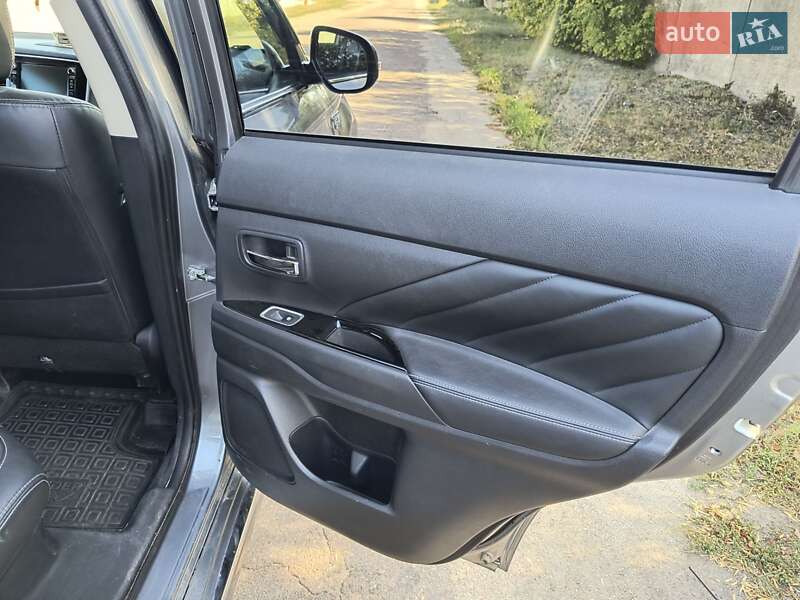 Позашляховик / Кросовер Mitsubishi Outlander 2016 в Кропивницькому