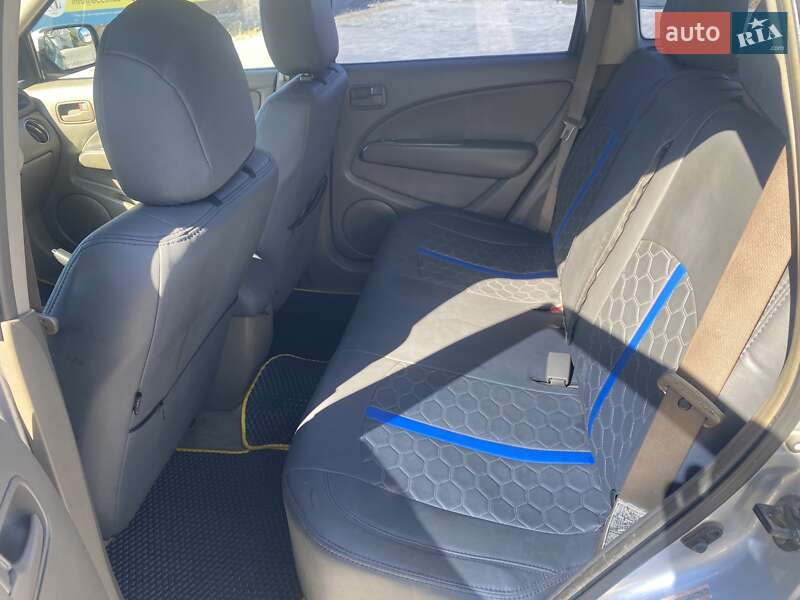Внедорожник / Кроссовер Mitsubishi Outlander 2004 в Хотяновке