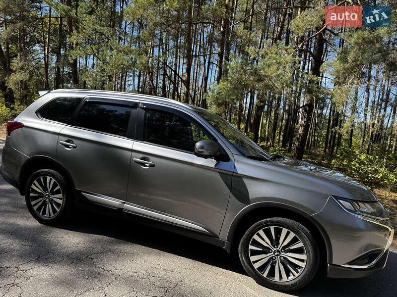 Позашляховик / Кросовер Mitsubishi Outlander 2020 в Києві