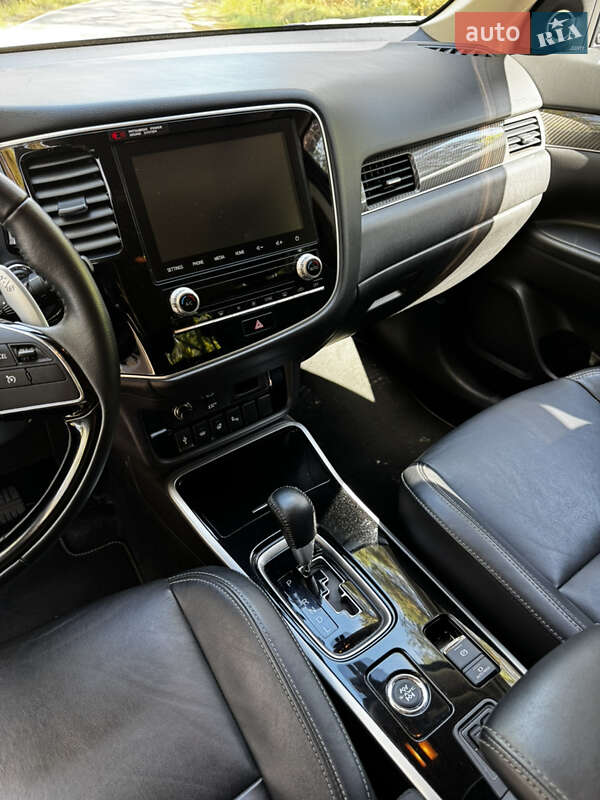 Позашляховик / Кросовер Mitsubishi Outlander 2020 в Києві