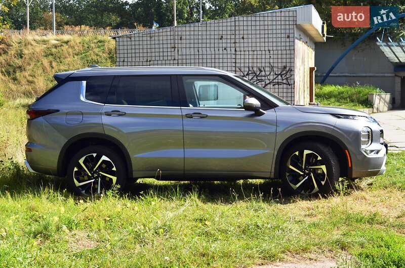 Позашляховик / Кросовер Mitsubishi Outlander 2023 в Києві