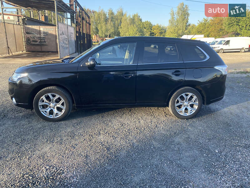 Внедорожник / Кроссовер Mitsubishi Outlander 2013 в Нововолынске