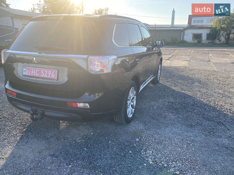 Внедорожник / Кроссовер Mitsubishi Outlander 2013 в Нововолынске
