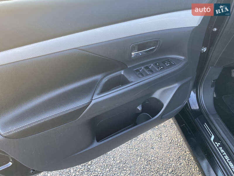 Внедорожник / Кроссовер Mitsubishi Outlander 2013 в Нововолынске