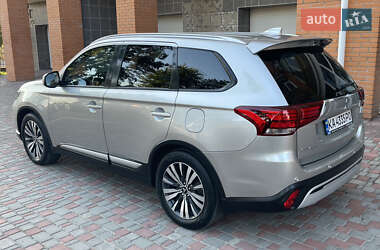 Внедорожник / Кроссовер Mitsubishi Outlander 2020 в 