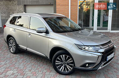Внедорожник / Кроссовер Mitsubishi Outlander 2020 в 