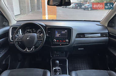 Внедорожник / Кроссовер Mitsubishi Outlander 2020 в 