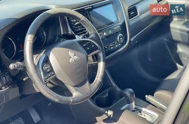Внедорожник / Кроссовер Mitsubishi Outlander 2013 в 
