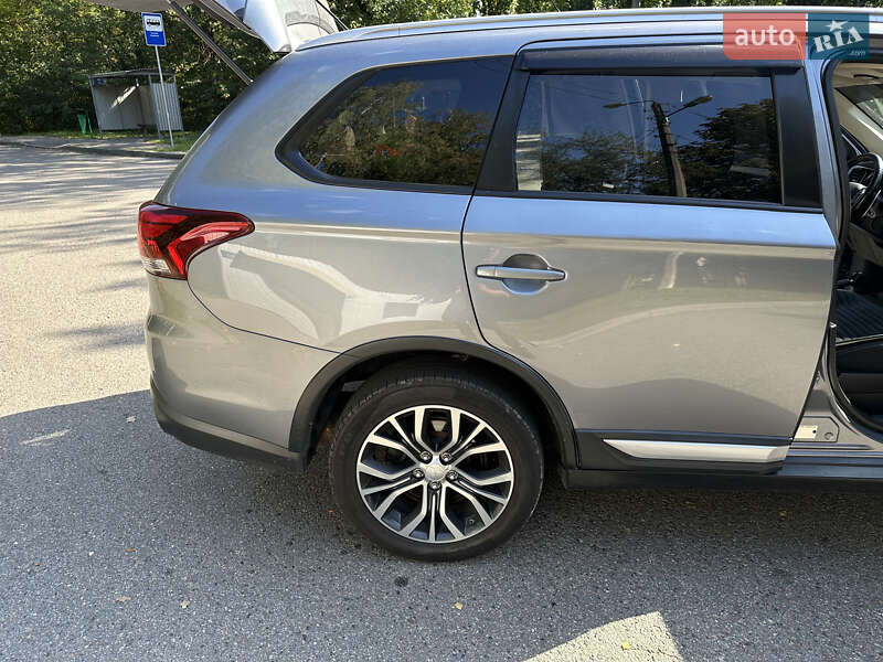 Внедорожник / Кроссовер Mitsubishi Outlander 2016 в Харькове
