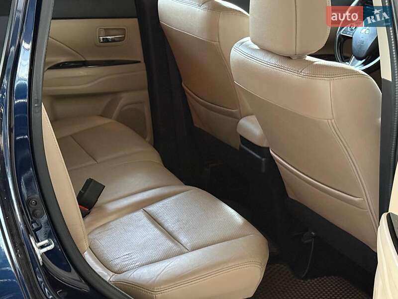 Позашляховик / Кросовер Mitsubishi Outlander 2016 в Одесі