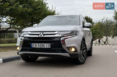 Внедорожник / Кроссовер Mitsubishi Outlander 2015 в 