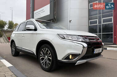 Внедорожник / Кроссовер Mitsubishi Outlander 2015 в 