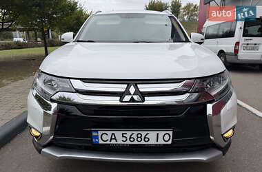 Внедорожник / Кроссовер Mitsubishi Outlander 2015 в 