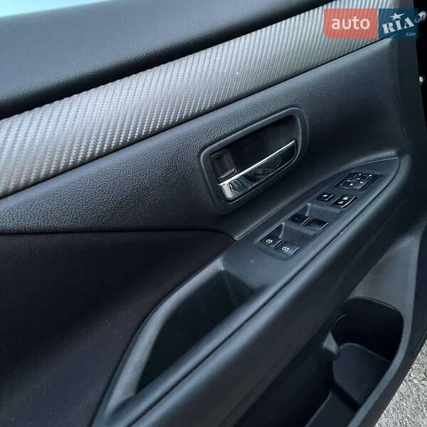 Позашляховик / Кросовер Mitsubishi Outlander 2016 в Чернігові