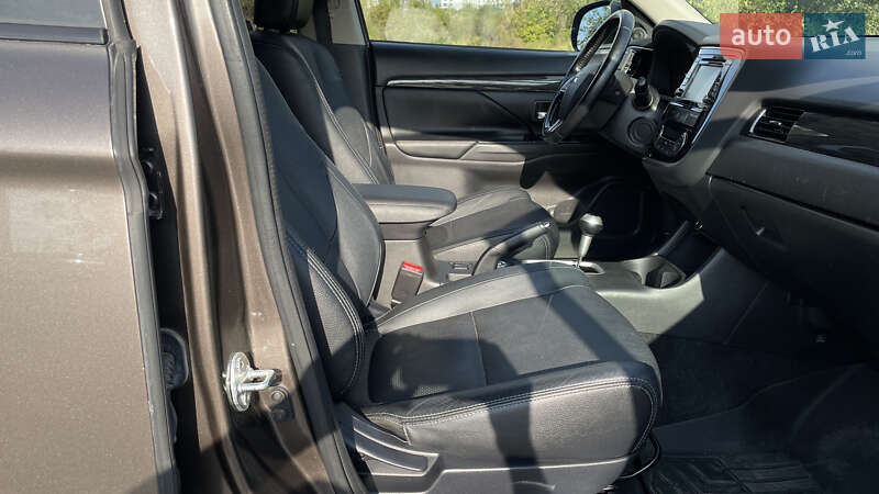 Позашляховик / Кросовер Mitsubishi Outlander 2015 в Кривому Розі фото 15 Позашляховик / Кросовер Mitsubishi Outlander 2015 в Кривому Розі