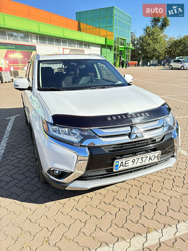 Внедорожник / Кроссовер Mitsubishi Outlander 2017 в 