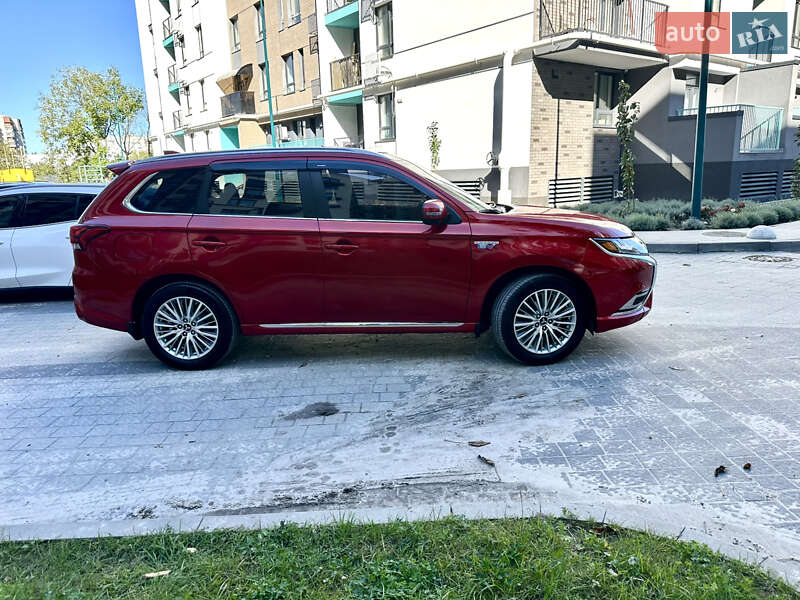 Внедорожник / Кроссовер Mitsubishi Outlander 2021 в Львове