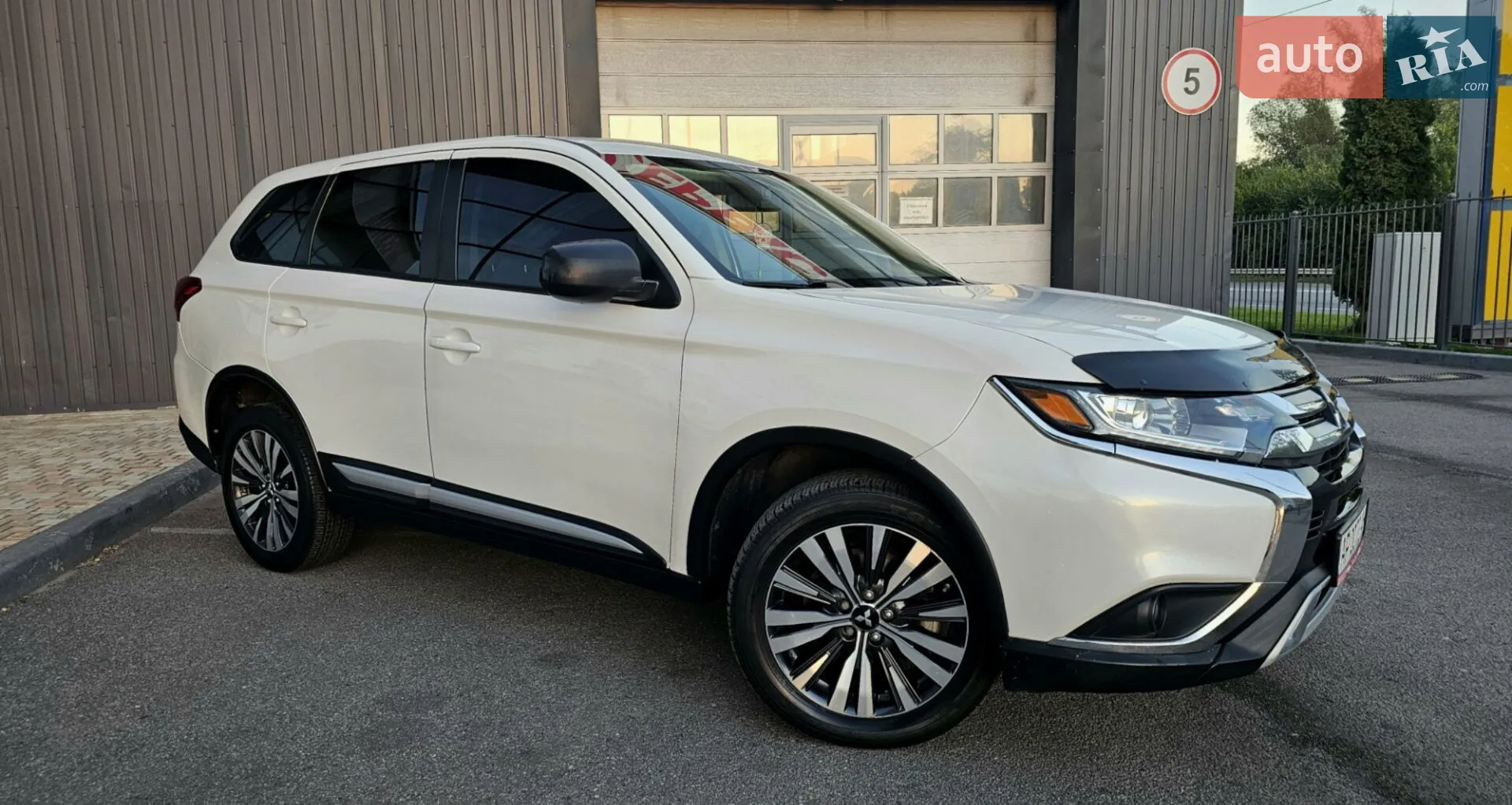 2019 Mitsubishi Outlander - мініатюра 3