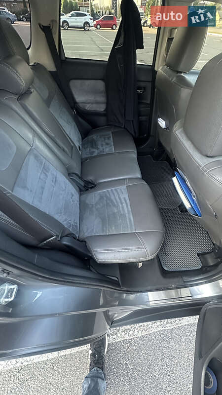 Позашляховик / Кросовер Mitsubishi Outlander 2015 в Києві