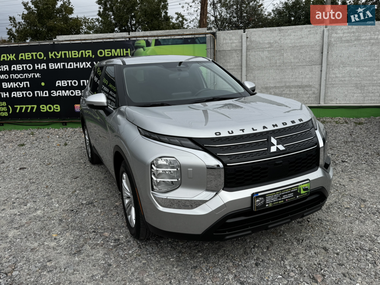 • 2.5 бензин, 184 коник
— і всі вони
слухняно тягнуть)
Повний привід )
• Кліренс 205 мм - бордюри більше не вороги
• Варіатор CVT - їде плавно
• Салон просторий, на 7 місць 
• Витрата ~8 л/100 км