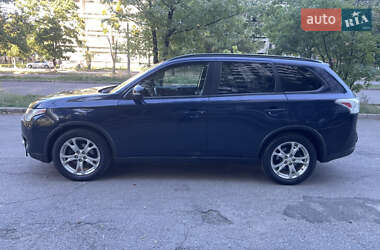 Внедорожник / Кроссовер Mitsubishi Outlander 2014 в 