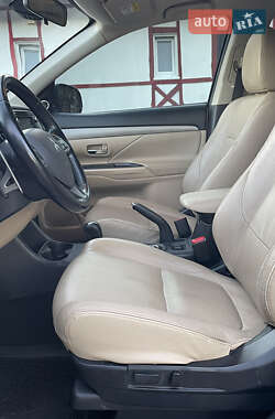 Внедорожник / Кроссовер Mitsubishi Outlander 2013 в 