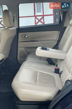 Внедорожник / Кроссовер Mitsubishi Outlander 2013 в 