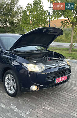 Внедорожник / Кроссовер Mitsubishi Outlander 2013 в 
