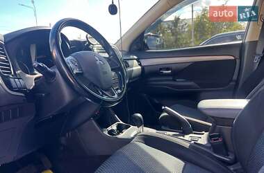 Внедорожник / Кроссовер Mitsubishi Outlander 2015 в 
