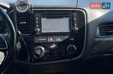 Внедорожник / Кроссовер Mitsubishi Outlander 2015 в 