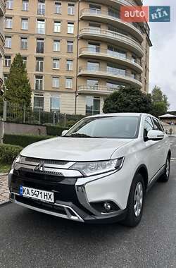 Внедорожник / Кроссовер Mitsubishi Outlander 2021 в 